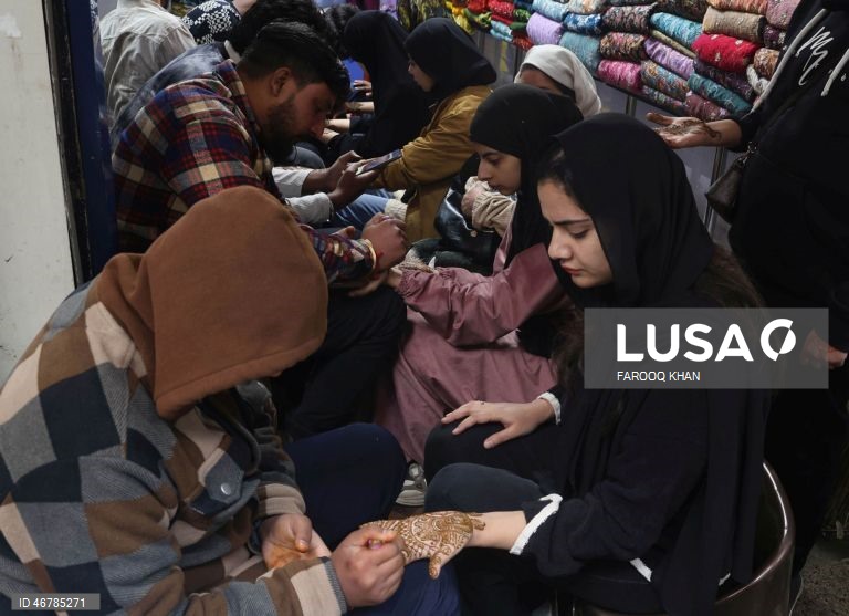 Índia: Pessoas fazem compras antes do feriado do Eid al-Fitr em Srinagar