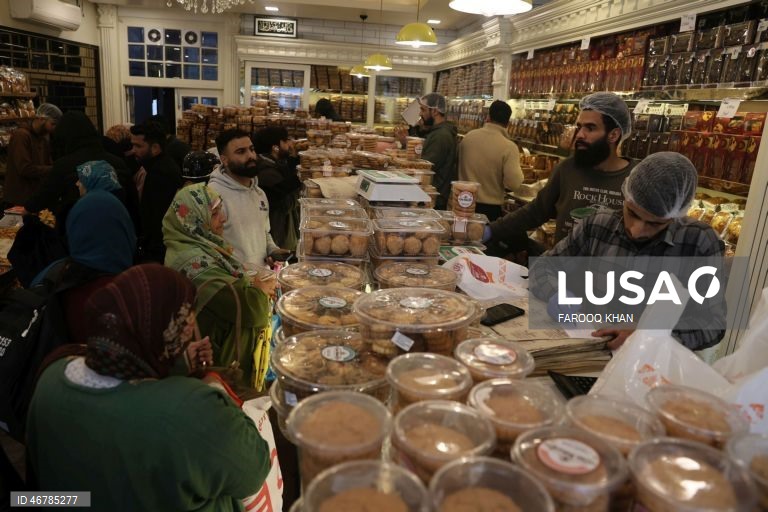 Índia: Pessoas fazem compras antes do feriado do Eid al-Fitr em Srinagar