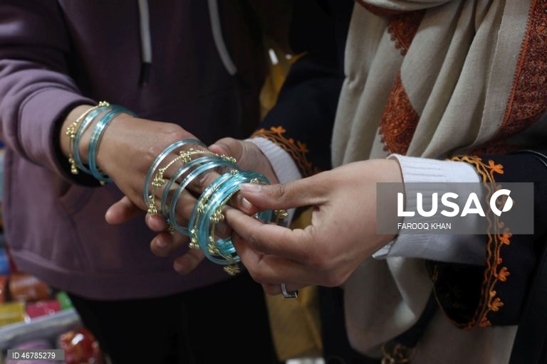 Índia: Pessoas fazem compras antes do feriado do Eid al-Fitr em Srinagar