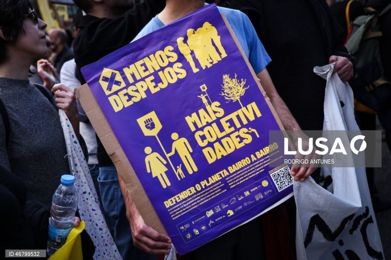 Manifestação “Casas para Viver”, organizada pelo Movimento Erradicar a Pobreza, em Lisboa, 21 de março de 2026. RODRIGO ANTUNES/LUSA