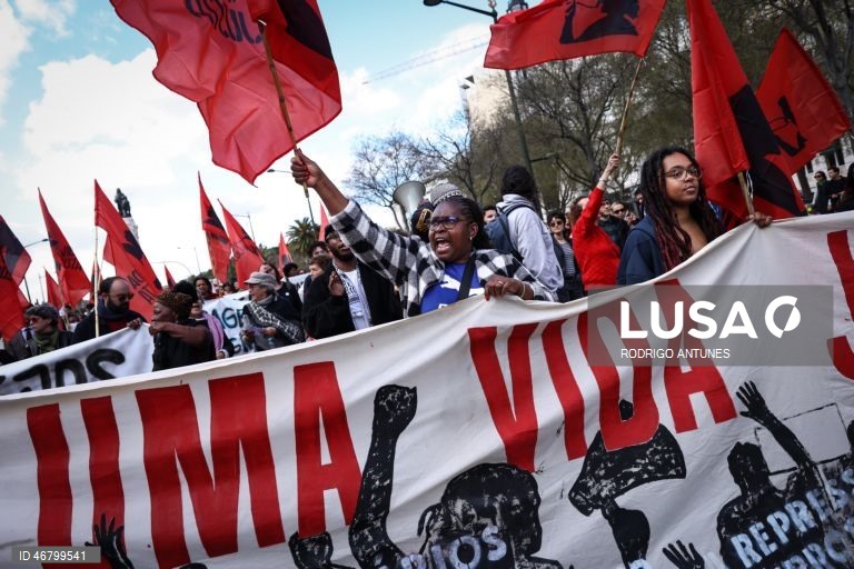 Manifestação “Casas para Viver”, organizada pelo Movimento Erradicar a Pobreza, em Lisboa, 21 de março de 2026. RODRIGO ANTUNES/LUSA
