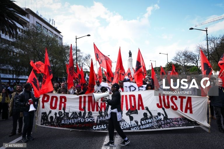 Manifestação “Casas para Viver”, organizada pelo Movimento Erradicar a Pobreza, em Lisboa, 21 de março de 2026. RODRIGO ANTUNES/LUSA