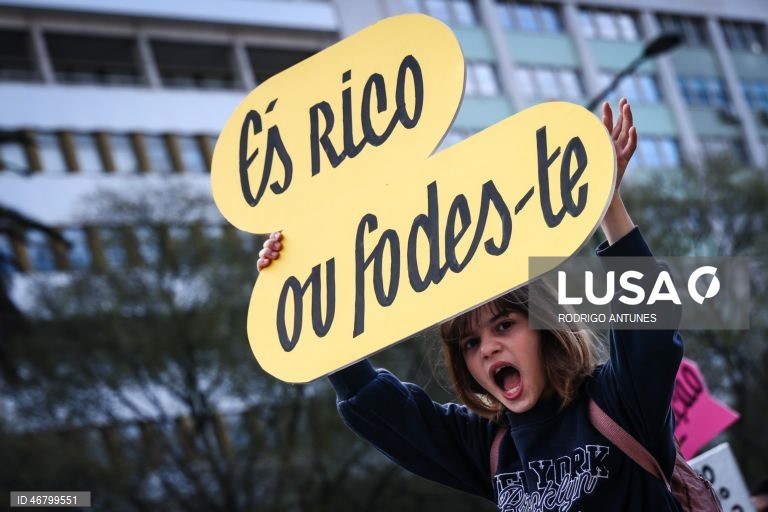 Manifestação “Casas para Viver”, organizada pelo Movimento Erradicar a Pobreza, em Lisboa, 21 de março de 2026. RODRIGO ANTUNES/LUSA