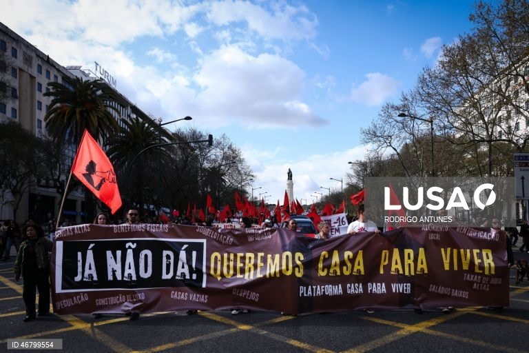Manifestação “Casas para Viver”, organizada pelo Movimento Erradicar a Pobreza, em Lisboa, 21 de março de 2026. RODRIGO ANTUNES/LUSA