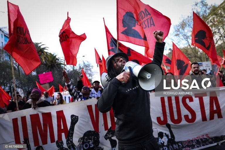 Manifestação “Casas para Viver”, organizada pelo Movimento Erradicar a Pobreza, em Lisboa, 21 de março de 2026. RODRIGO ANTUNES/LUSA