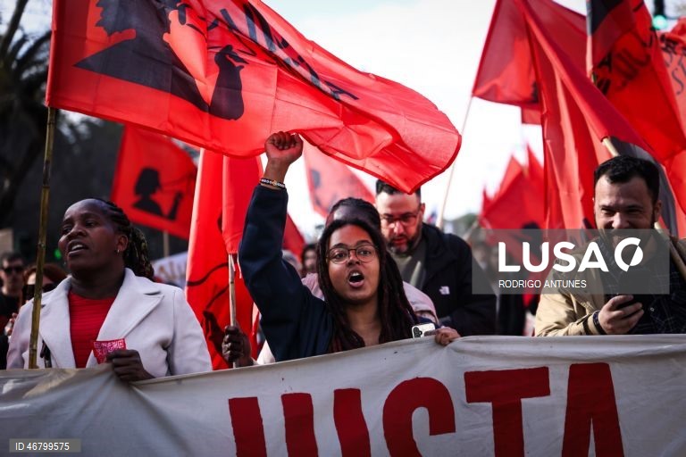 Manifestação “Casas para Viver”, organizada pelo Movimento Erradicar a Pobreza, em Lisboa, 21 de março de 2026. RODRIGO ANTUNES/LUSA