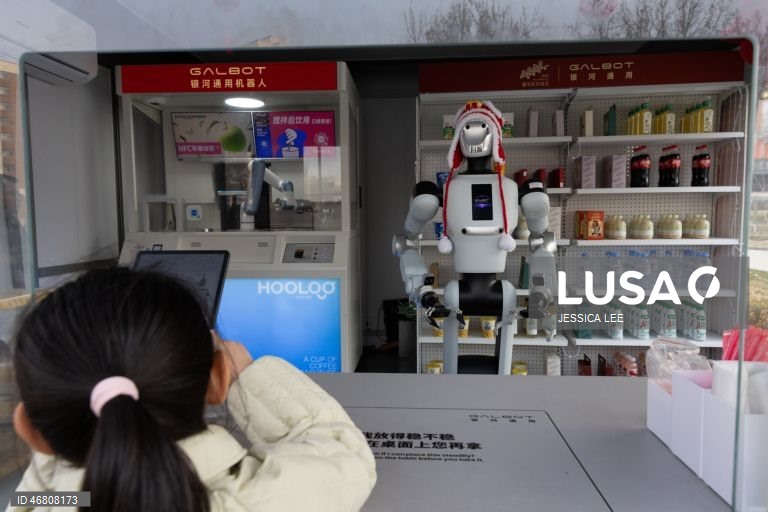 Visita guiada para a imprensa ao Instituto de Inteligência Artificial Geral de Pequim, à Farmácia Inteligente Galaxy e à Loja de Retalho com Robôs Cápsula Galaxy.