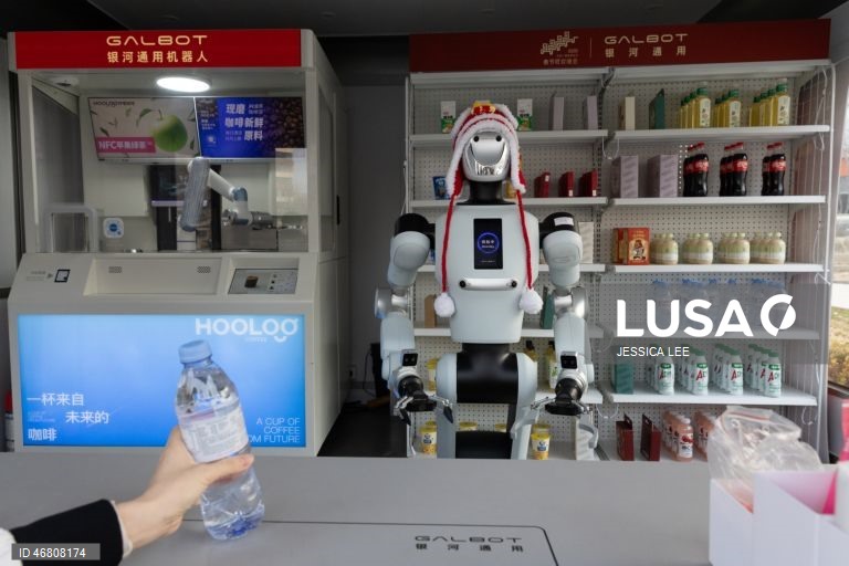 Visita guiada para a imprensa ao Instituto de Inteligência Artificial Geral de Pequim, à Farmácia Inteligente Galaxy e à Loja de Retalho com Robôs Cápsula Galaxy.