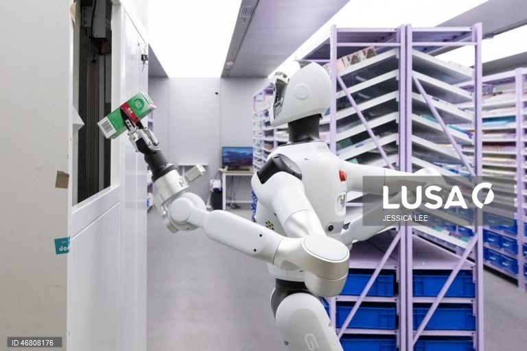 Visita guiada para a imprensa ao Instituto de Inteligência Artificial Geral de Pequim, à Farmácia Inteligente Galaxy e à Loja de Retalho com Robôs Cápsula Galaxy.