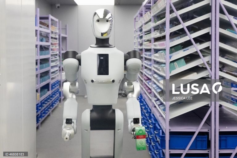 Visita guiada para a imprensa ao Instituto de Inteligência Artificial Geral de Pequim, à Farmácia Inteligente Galaxy e à Loja de Retalho com Robôs Cápsula Galaxy.