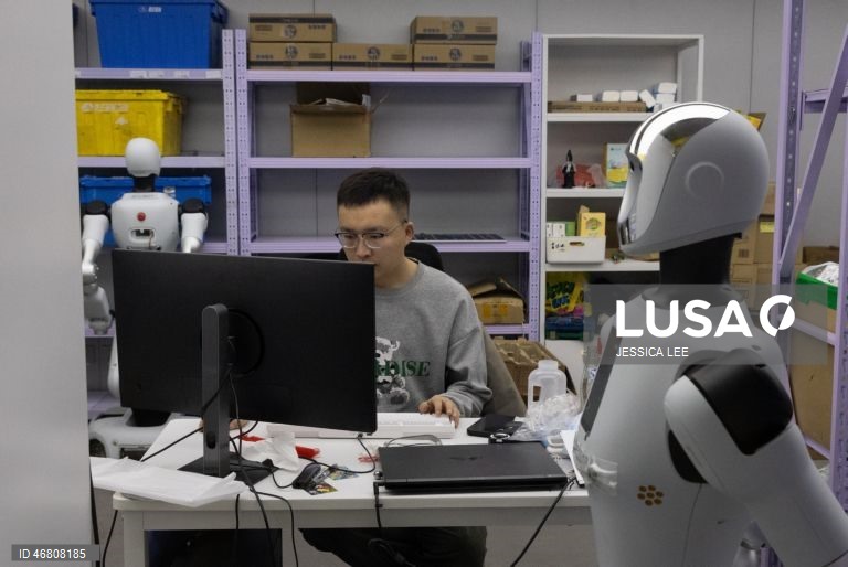 Visita guiada para a imprensa ao Instituto de Inteligência Artificial Geral de Pequim, à Farmácia Inteligente Galaxy e à Loja de Retalho com Robôs Cápsula Galaxy.