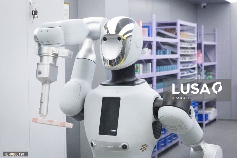 Visita guiada para a imprensa ao Instituto de Inteligência Artificial Geral de Pequim, à Farmácia Inteligente Galaxy e à Loja de Retalho com Robôs Cápsula Galaxy.