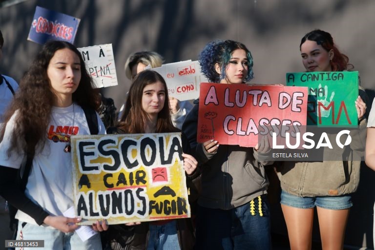 Manifestação de estudantes da Escola Artística Soares dos Reis no Porto