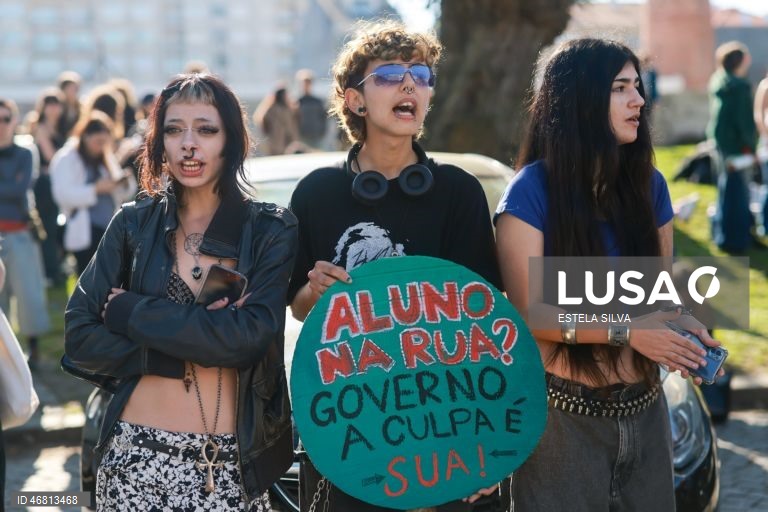 Manifestação de estudantes da Escola Artística Soares dos Reis no Porto