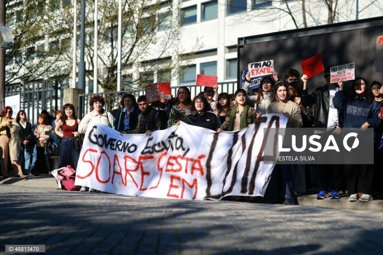 Manifestação de estudantes da Escola Artística Soares dos Reis no Porto
