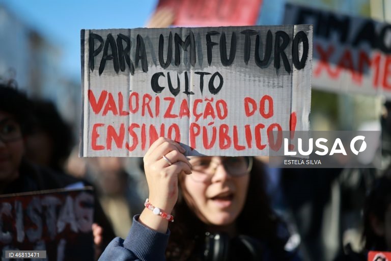 Manifestação de estudantes da Escola Artística Soares dos Reis no Porto
