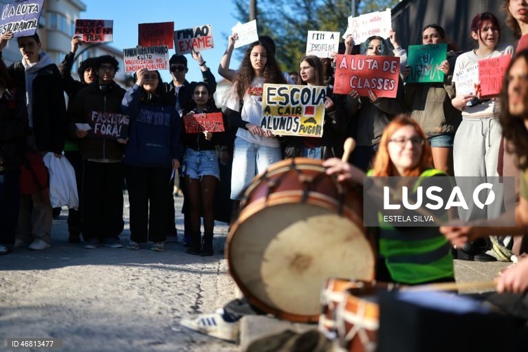 Manifestação de estudantes da Escola Artística Soares dos Reis no Porto