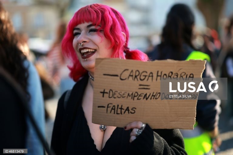 Manifestação de estudantes da Escola Artística Soares dos Reis no Porto