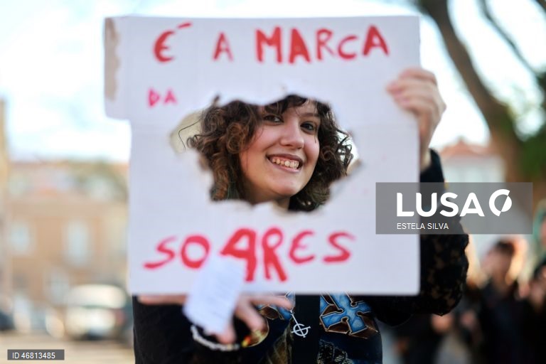 Manifestação de estudantes da Escola Artística Soares dos Reis no Porto