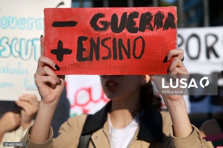 Manifestação de estudantes da Escola Artística Soares dos Reis no Porto