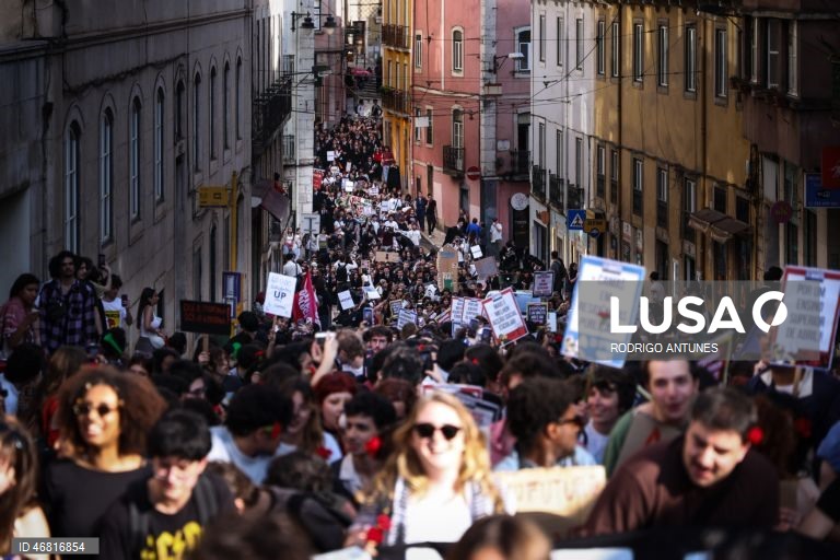 Manifestação Nacional de Estudantes do Ensino Superior organizada por mais de 40 estruturas do Movimento Associativo Estudantil, entre as quais Associações de Estudantes, Associações Académicas, núcleos, grupos académicos, tunas e comissões de residentes, associaram-se ao apelo de luta “24 de Março - Dia Nacional do Estudante, pela gratuitidade, alojamento, democracia, em Lisboa, 24 de março de 2026. RODRIGO ANTUNES/LUSA
