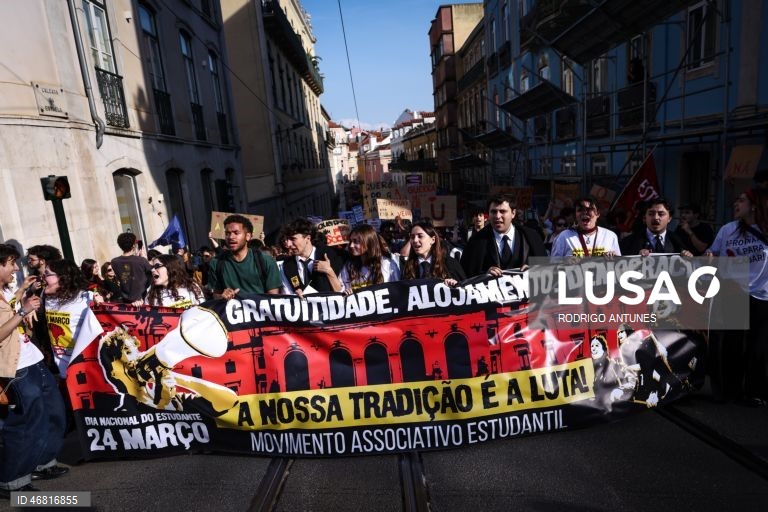 Manifestação Nacional de Estudantes do Ensino Superior organizada por mais de 40 estruturas do Movimento Associativo Estudantil, entre as quais Associações de Estudantes, Associações Académicas, núcleos, grupos académicos, tunas e comissões de residentes, associaram-se ao apelo de luta “24 de Março - Dia Nacional do Estudante, pela gratuitidade, alojamento, democracia, em Lisboa, 24 de março de 2026. RODRIGO ANTUNES/LUSA