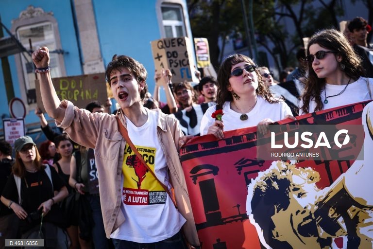 Manifestação Nacional de Estudantes do Ensino Superior organizada por mais de 40 estruturas do Movimento Associativo Estudantil, entre as quais Associações de Estudantes, Associações Académicas, núcleos, grupos académicos, tunas e comissões de residentes, associaram-se ao apelo de luta “24 de Março - Dia Nacional do Estudante, pela gratuitidade, alojamento, democracia, em Lisboa, 24 de março de 2026. RODRIGO ANTUNES/LUSA