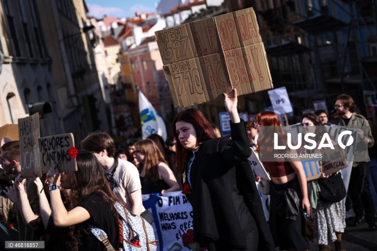 Manifestação Nacional de Estudantes do Ensino Superior organizada por mais de 40 estruturas do Movimento Associativo Estudantil, entre as quais Associações de Estudantes, Associações Académicas, núcleos, grupos académicos, tunas e comissões de residentes, associaram-se ao apelo de luta “24 de Março - Dia Nacional do Estudante, pela gratuitidade, alojamento, democracia, em Lisboa, 24 de março de 2026. RODRIGO ANTUNES/LUSA