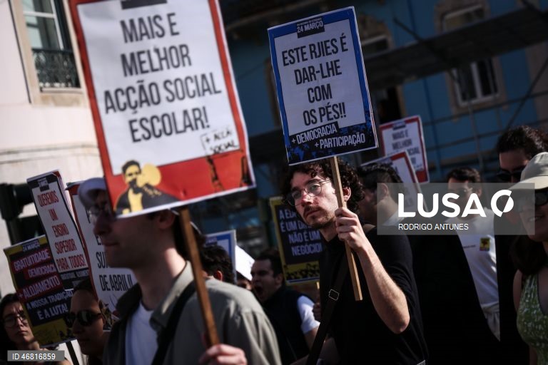 Manifestação Nacional de Estudantes do Ensino Superior organizada por mais de 40 estruturas do Movimento Associativo Estudantil, entre as quais Associações de Estudantes, Associações Académicas, núcleos, grupos académicos, tunas e comissões de residentes, associaram-se ao apelo de luta “24 de Março - Dia Nacional do Estudante, pela gratuitidade, alojamento, democracia, em Lisboa, 24 de março de 2026. RODRIGO ANTUNES/LUSA