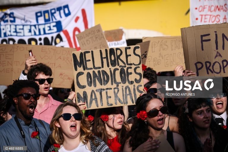 Manifestação Nacional de Estudantes do Ensino Superior organizada por mais de 40 estruturas do Movimento Associativo Estudantil, entre as quais Associações de Estudantes, Associações Académicas, núcleos, grupos académicos, tunas e comissões de residentes, associaram-se ao apelo de luta “24 de Março - Dia Nacional do Estudante, pela gratuitidade, alojamento, democracia, em Lisboa, 24 de março de 2026. RODRIGO ANTUNES/LUSA