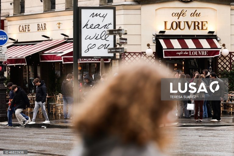 França: Posters em Paris mostram títulos de canções de Celine Dion