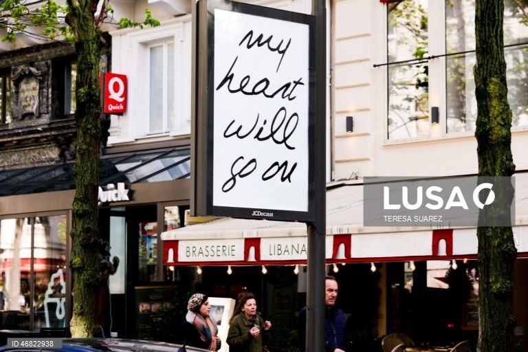 França: Posters em Paris mostram títulos de canções de Celine Dion