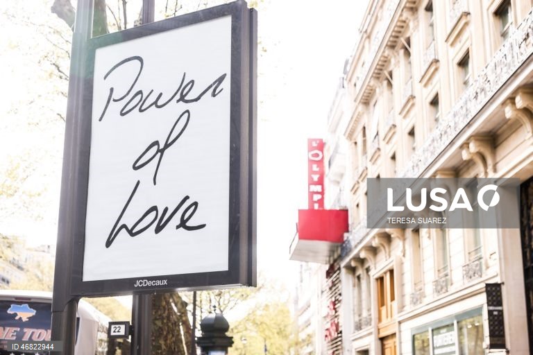 França: Posters em Paris mostram títulos de canções de Celine Dion