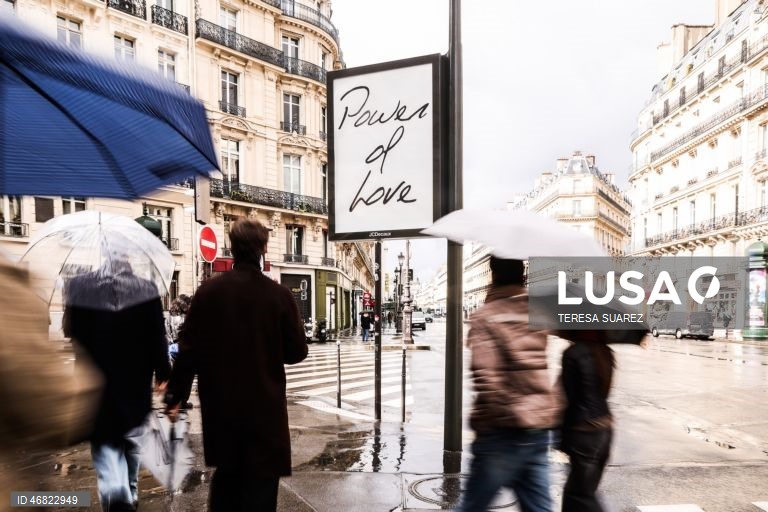 França: Posters em Paris mostram títulos de canções de Celine Dion