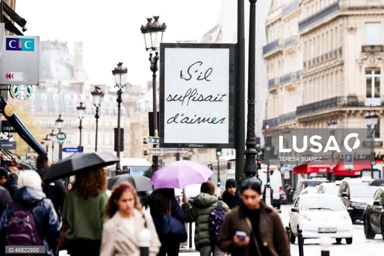 França: Posters em Paris mostram títulos de canções de Celine Dion