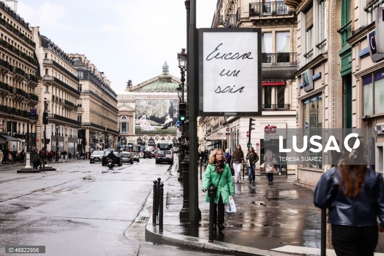 França: Posters em Paris mostram títulos de canções de Celine Dion