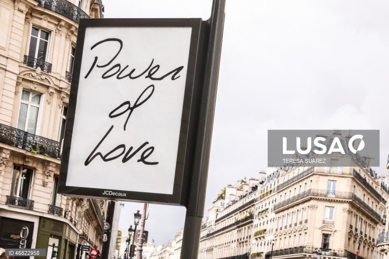 França: Posters em Paris mostram títulos de canções de Celine Dion