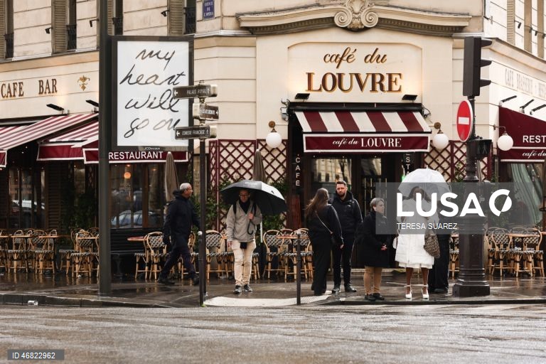 França: Posters em Paris mostram títulos de canções de Celine Dion