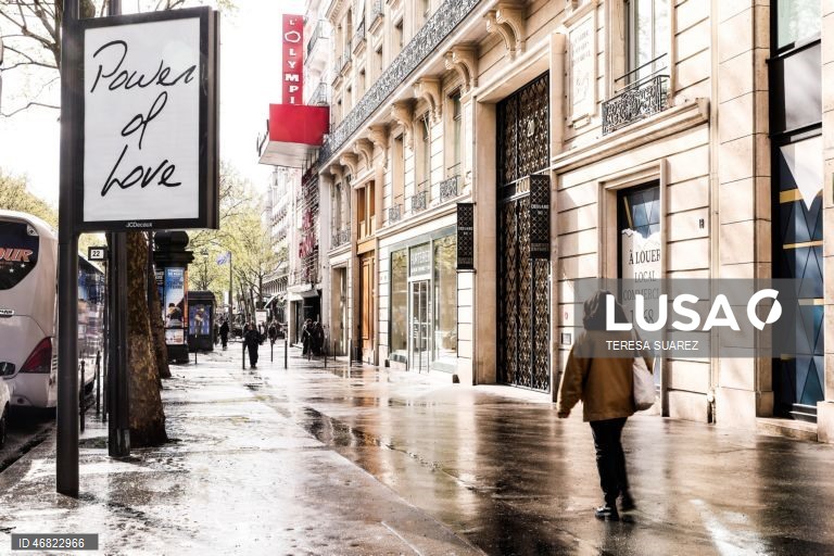 França: Posters em Paris mostram títulos de canções de Celine Dion