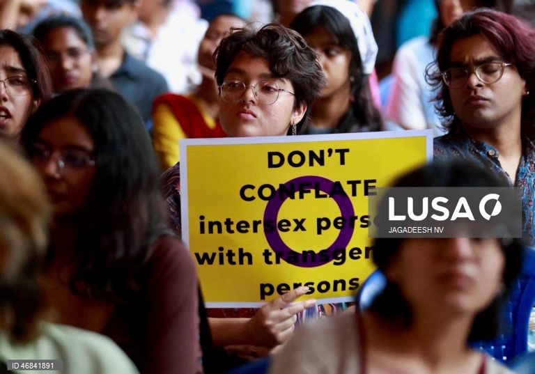 Ativistas participam num protesto organizado por pessoas transgénero, intersexuais, lésbicas, gays, bissexuais, queer e assexuais (LGBQA) e seus aliados, instando o governo indiano a retirar o Projeto de Lei de Alteração sobre Pessoas Transgénero de 2026, em Bangalore, Índia. O projeto de lei de alteração sobre pessoas transgénero (proteção de direitos) de 2026, aprovado pela Câmara dos Deputados da Índia, propõe a retirada do direito das pessoas transgénero de autoidentificarem o seu género.