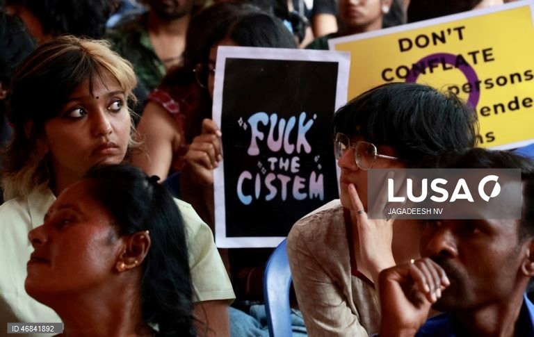 Ativistas participam num protesto organizado por pessoas transgénero, intersexuais, lésbicas, gays, bissexuais, queer e assexuais (LGBQA) e seus aliados, instando o governo indiano a retirar o Projeto de Lei de Alteração sobre Pessoas Transgénero de 2026, em Bangalore, Índia. O projeto de lei de alteração sobre pessoas transgénero (proteção de direitos) de 2026, aprovado pela Câmara dos Deputados da Índia, propõe a retirada do direito das pessoas transgénero de autoidentificarem o seu género.