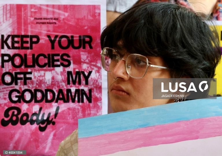 Ativistas participam num protesto organizado por pessoas transgénero, intersexuais, lésbicas, gays, bissexuais, queer e assexuais (LGBQA) e seus aliados, instando o governo indiano a retirar o Projeto de Lei de Alteração sobre Pessoas Transgénero de 2026, em Bangalore, Índia. O projeto de lei de alteração sobre pessoas transgénero (proteção de direitos) de 2026, aprovado pela Câmara dos Deputados da Índia, propõe a retirada do direito das pessoas transgénero de autoidentificarem o seu género.