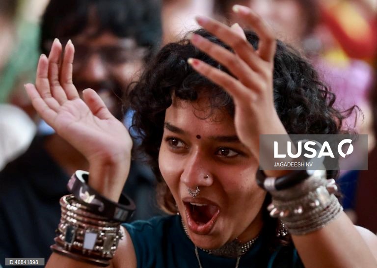 Ativistas participam num protesto organizado por pessoas transgénero, intersexuais, lésbicas, gays, bissexuais, queer e assexuais (LGBQA) e seus aliados, instando o governo indiano a retirar o Projeto de Lei de Alteração sobre Pessoas Transgénero de 2026, em Bangalore, Índia. O projeto de lei de alteração sobre pessoas transgénero (proteção de direitos) de 2026, aprovado pela Câmara dos Deputados da Índia, propõe a retirada do direito das pessoas transgénero de autoidentificarem o seu género.