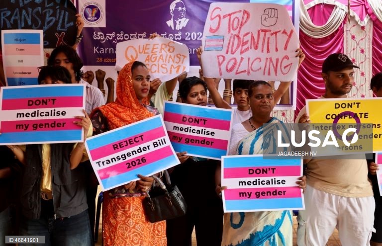 Ativistas participam num protesto organizado por pessoas transgénero, intersexuais, lésbicas, gays, bissexuais, queer e assexuais (LGBQA) e seus aliados, instando o governo indiano a retirar o Projeto de Lei de Alteração sobre Pessoas Transgénero de 2026, em Bangalore, Índia. O projeto de lei de alteração sobre pessoas transgénero (proteção de direitos) de 2026, aprovado pela Câmara dos Deputados da Índia, propõe a retirada do direito das pessoas transgénero de autoidentificarem o seu género.