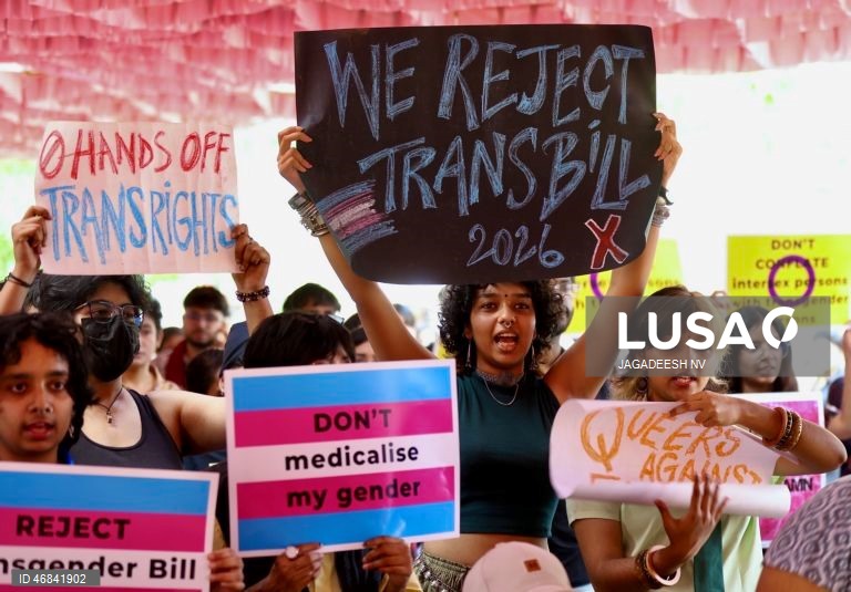 Ativistas participam num protesto organizado por pessoas transgénero, intersexuais, lésbicas, gays, bissexuais, queer e assexuais (LGBQA) e seus aliados, instando o governo indiano a retirar o Projeto de Lei de Alteração sobre Pessoas Transgénero de 2026, em Bangalore, Índia. O projeto de lei de alteração sobre pessoas transgénero (proteção de direitos) de 2026, aprovado pela Câmara dos Deputados da Índia, propõe a retirada do direito das pessoas transgénero de autoidentificarem o seu género.