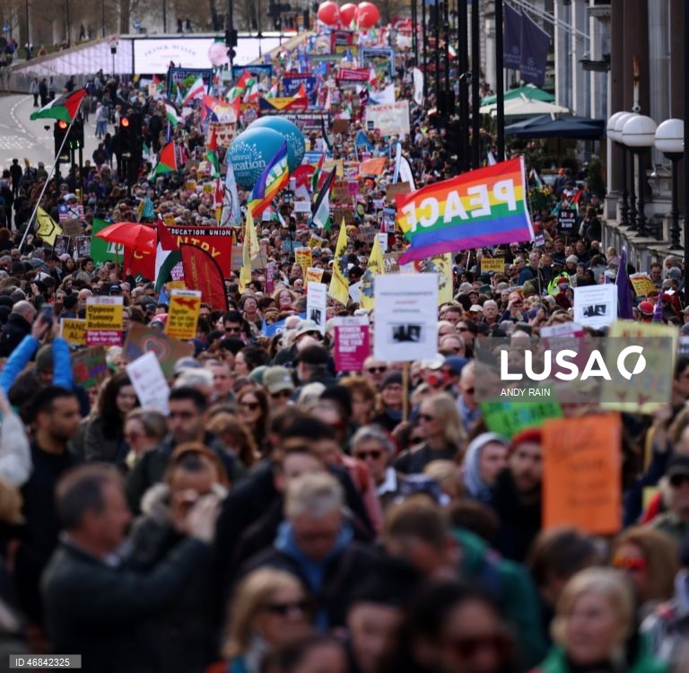 Reino Unido: Manifestação contra a extrema direita em Londres