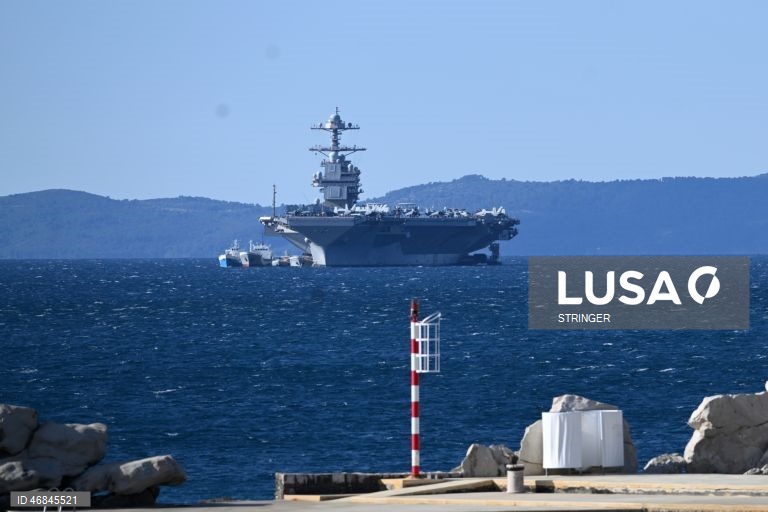 Porta-aviões da Marinha dos EUA USS Gerald R. Ford (CVN-78), atracado em Split, na Croácia. O navio chegou para reparações na sequência de um incêndio não relacionado com combate, ocorrido durante operações no Mar Vermelho.