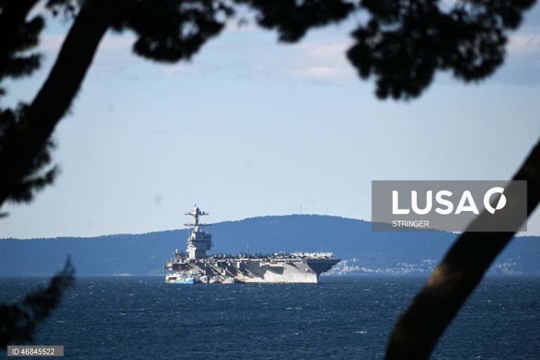 Porta-aviões da Marinha dos EUA USS Gerald R. Ford (CVN-78), atracado em Split, na Croácia. O navio chegou para reparações na sequência de um incêndio não relacionado com combate, ocorrido durante operações no Mar Vermelho.