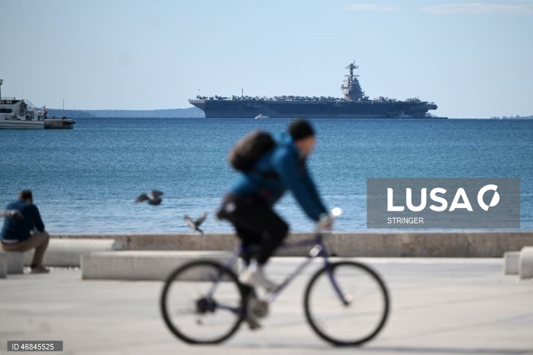 Porta-aviões da Marinha dos EUA USS Gerald R. Ford (CVN-78), atracado em Split, na Croácia. O navio chegou para reparações na sequência de um incêndio não relacionado com combate, ocorrido durante operações no Mar Vermelho.