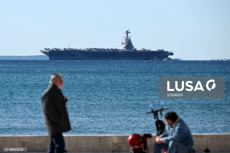 Porta-aviões da Marinha dos EUA USS Gerald R. Ford (CVN-78), atracado em Split, na Croácia. O navio chegou para reparações na sequência de um incêndio não relacionado com combate, ocorrido durante operações no Mar Vermelho.